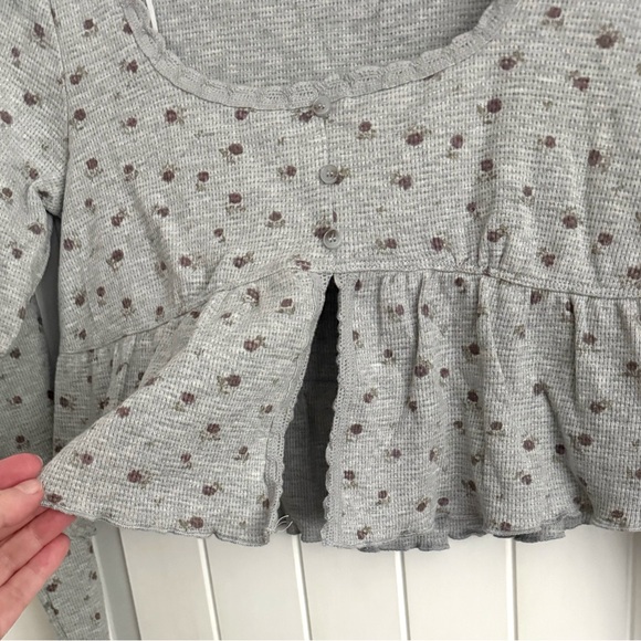 NWT Kirious Gray Floral Crop Top Waffle Knit Shirt Y2K Bella Swan Size Medium - Picture 7 of 7
